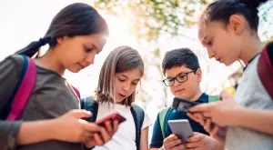 Моден гигант свали реклама с деца задаси сексуален контекст (СНИМКА)