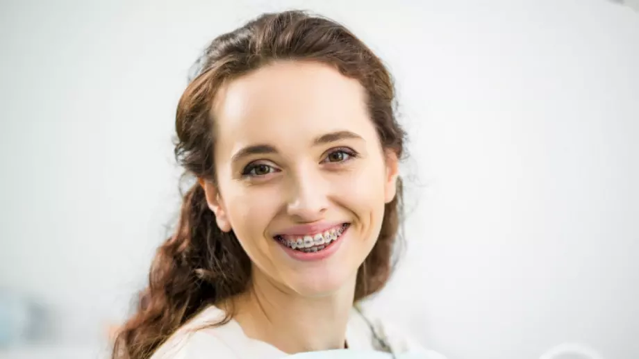 Дентална клиника „Да Винчи Клиник“ представя иновативен метод за лечение с брекети за 120 дни