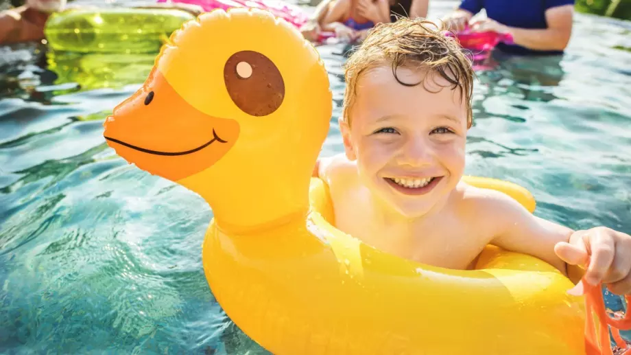 Инспектори започват проверки на пояси и жилетки в търговската мрежа