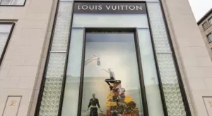 Продадоха чанта Louis Vuitton с размерите на зърно сол  (СНИМКИ)