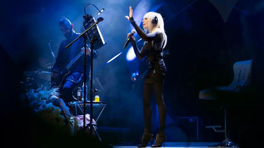 Лили Иванова счупи рекордите: Фенове броят по 600 лв за турнето ѝ