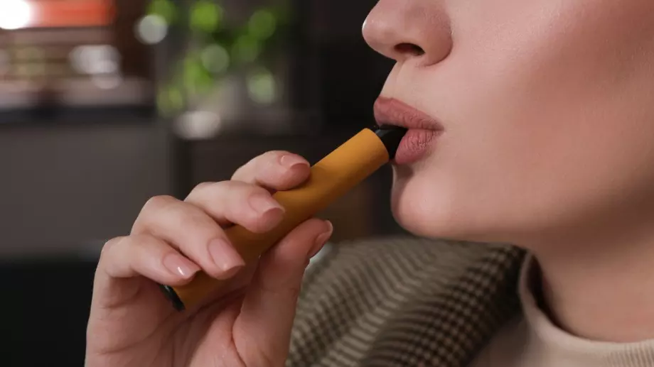 Електронните цигари убиват добрите бактерии в устата