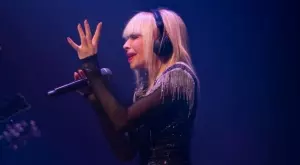 Лили Иванова трогна китариста си със специален подарък (ВИДЕО)