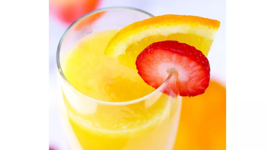 Разхлаждащ коктейл Мимоза с ягоди