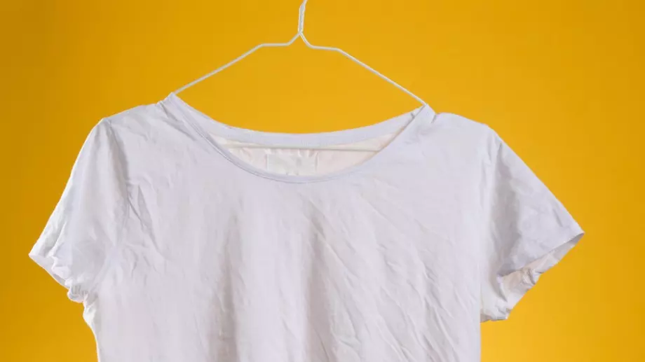 Хитър трик как да изгладите дрехите БЕЗ ютия