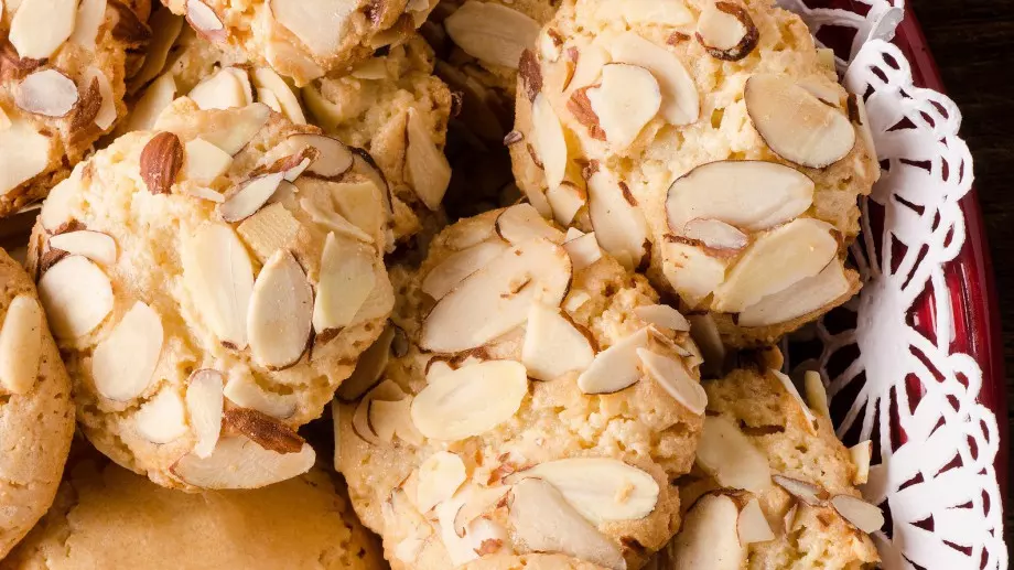 От Гърция: Хрупкави сладки с портокал и бадеми