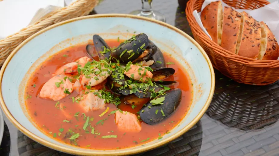 Лято 2023: Ресторант в Созопол пусна рибена супа за 19 лева
