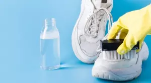 С тази домашна смес ще почистите бели обувки от всякакъв материал