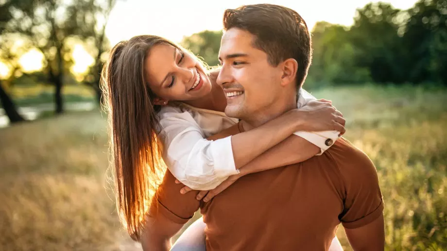 5 знака, че той ви харесва повече, отколкото си мислите, но го крие