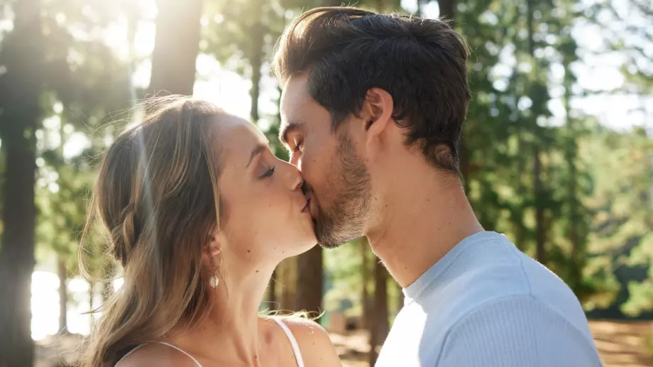 Невероятни неща, които се случват с тялото ви, когато се целувате