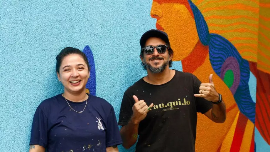 Бразилци рисуват стенопис с български шевици в центъра на София (СНИМКИ)