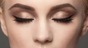 Хитър трик как да нанесете перфектно очната линия (ВИДЕО)