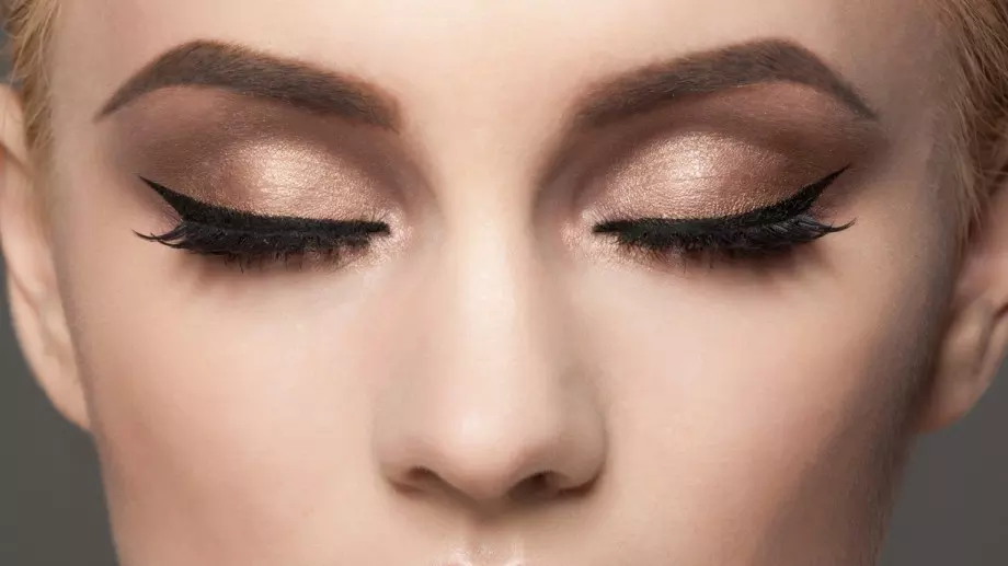 Хитър трик как да нанесете перфектно очната линия (ВИДЕО)