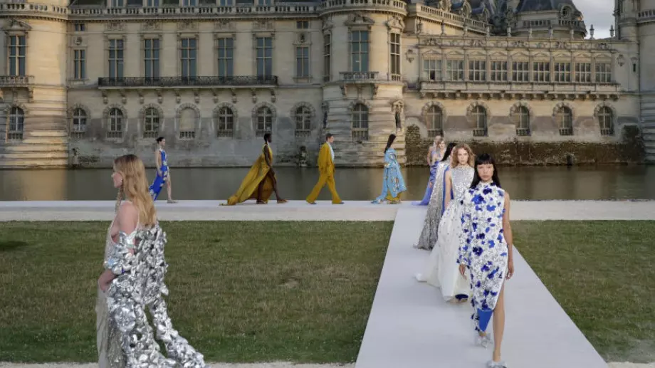 Valentino представи съвременна романтика (СНИМКИ)