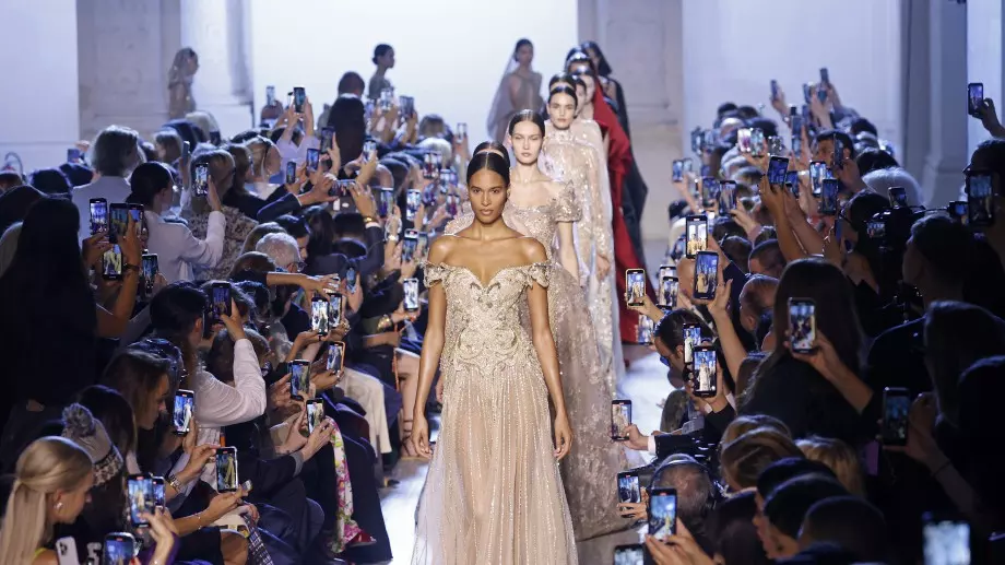Elie Saab Haute Couture: Интерпретация на приказни героини и величие (ВИДЕО)