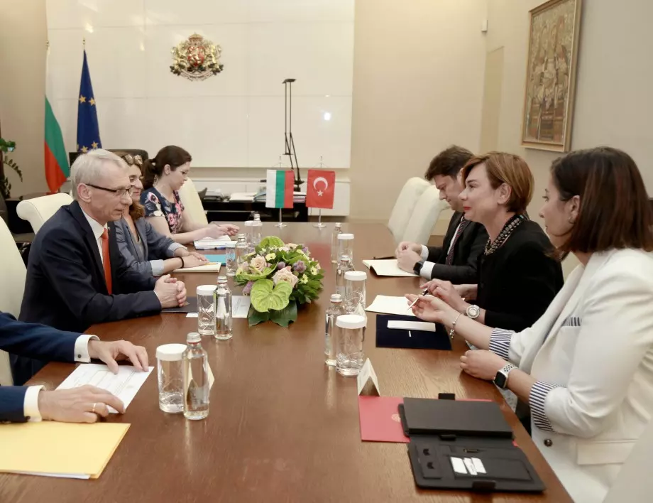 Турция има интерес да модернизира военната ни промишленост и да оборудва армията