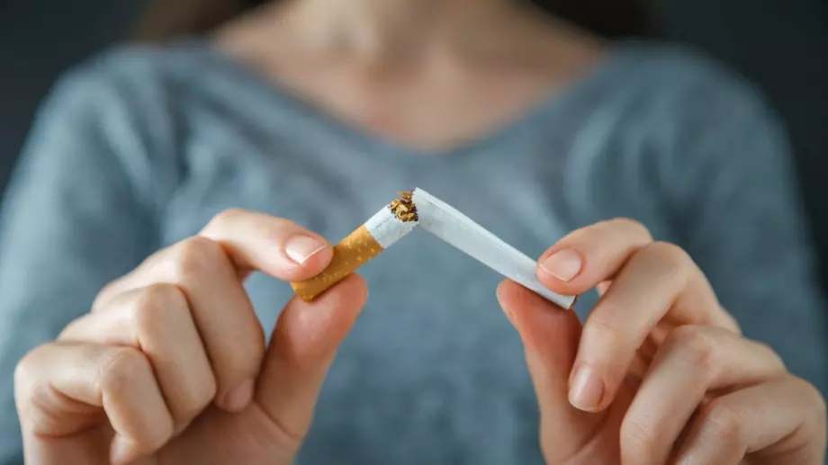 Лекари: Цигарите намаляват апетита, но натрупват мазнини около талията