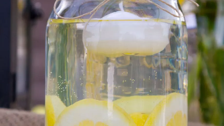 Тези домашна свещ гони комарите надалече