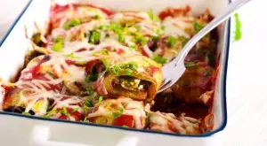 Тези рулца от тиквички с пилешко са невероятно вкусни