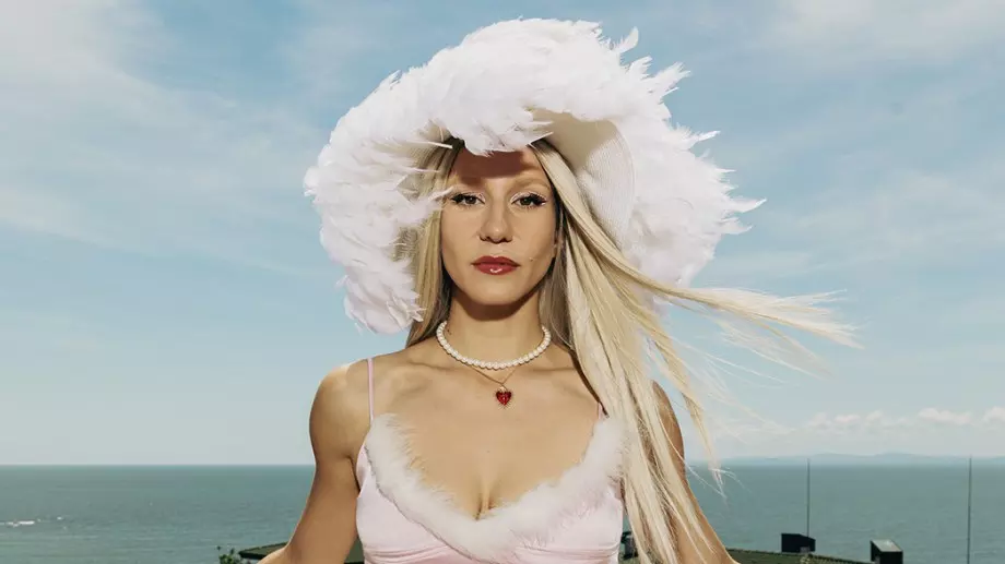 Мила Роберт пусна песен за любовта (ВИДЕО)