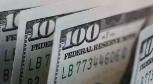 Доларът отслабва - какво означава това за инвеститорите?