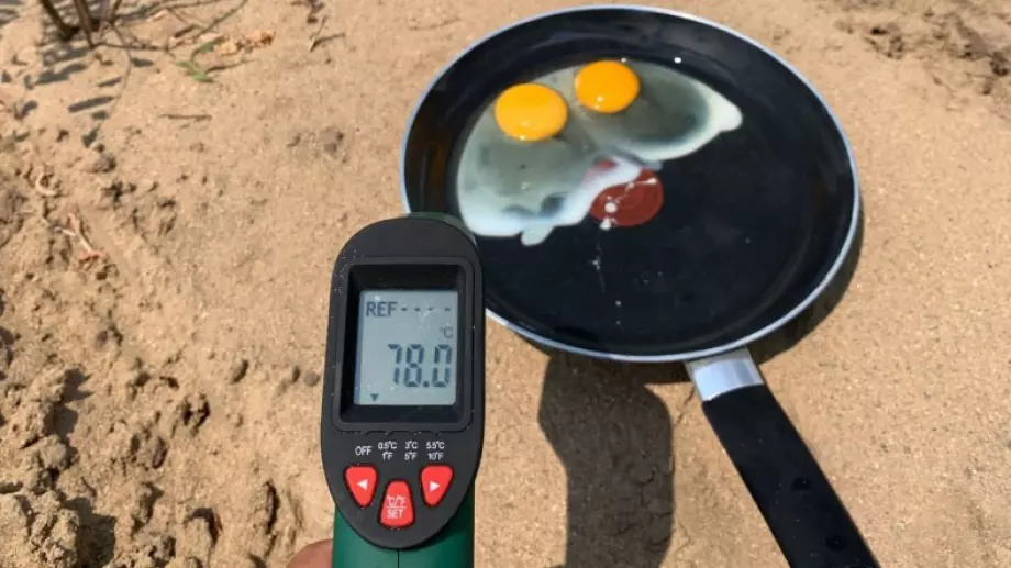 Румънски преподавател изпържи яйца на слънце, за да докаже колко е горещо