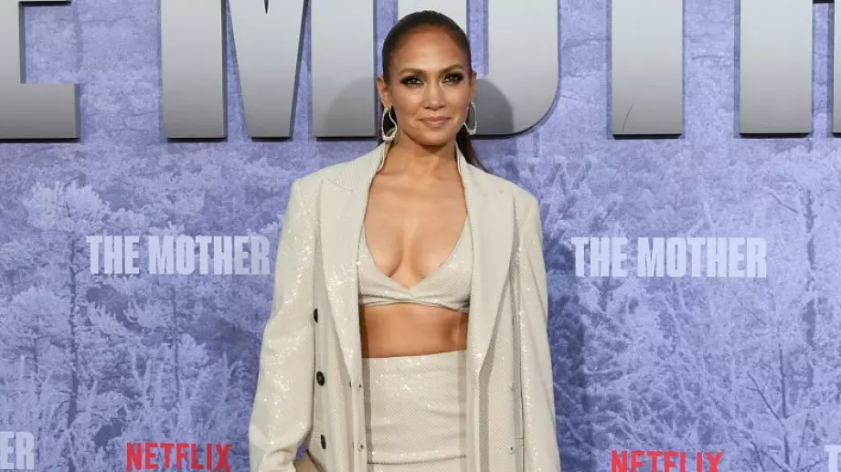 Дженифър Лопес позира за първата си колекция бельо (СНИМКИ)