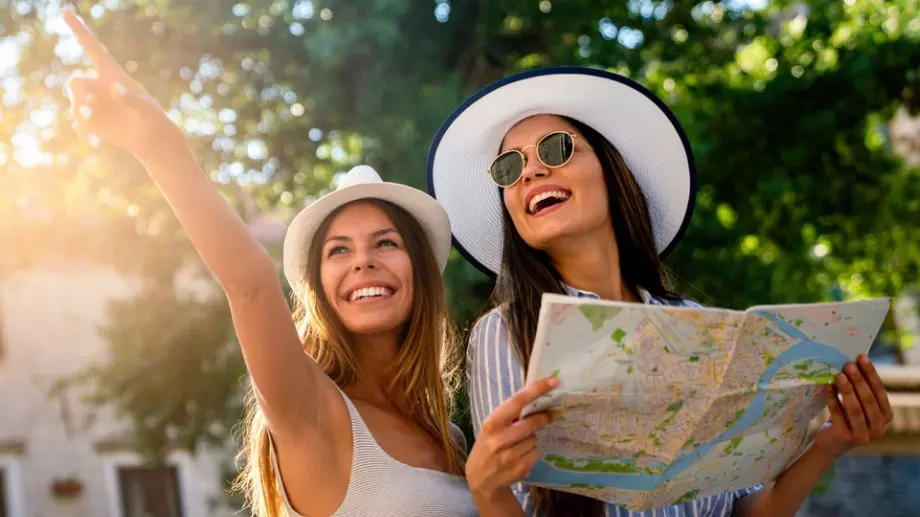 Женски виц за 18 септември 2023: Приятелки си говорят за фризьор