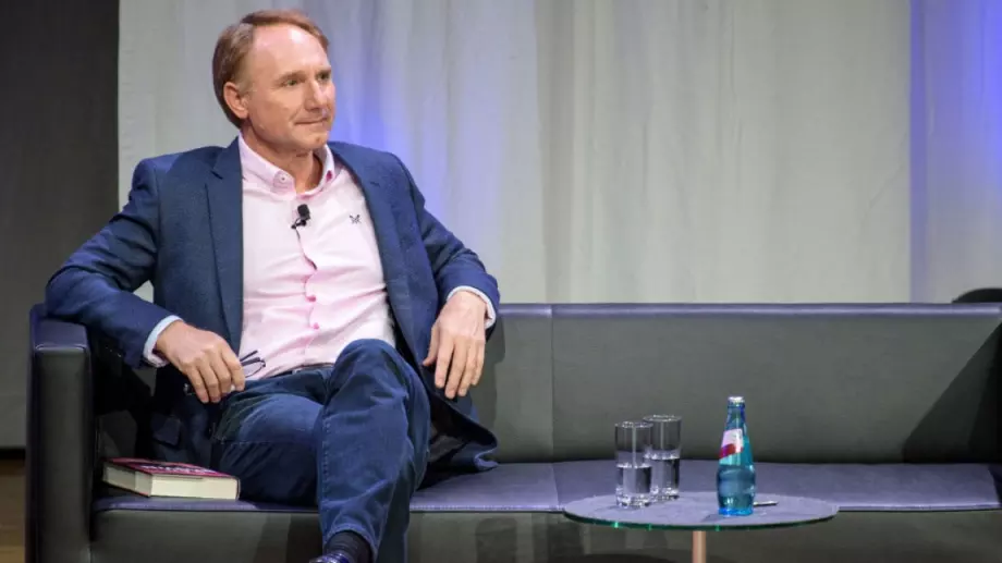 Хиляди писатели искат заплащане от технологичните компании за използване на техни творби в обучаването на изкуствен интелект