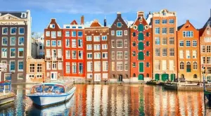 Амстердам слага край на круизните кораби, за да ограничи туристите и замърсяването