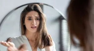 С този домашен шампоан с чесън ще победите косопада