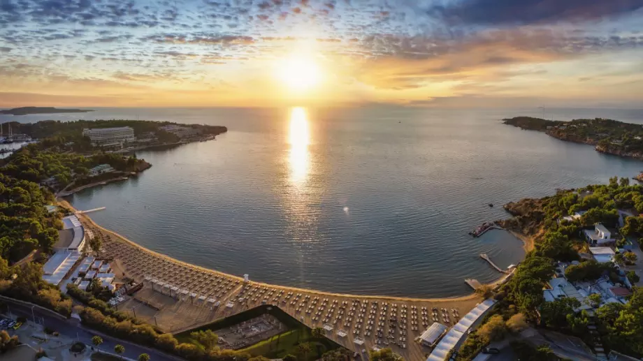 Заради екстремните жеги: Гърция забранява плажа за деца между 12 и 17 часа 