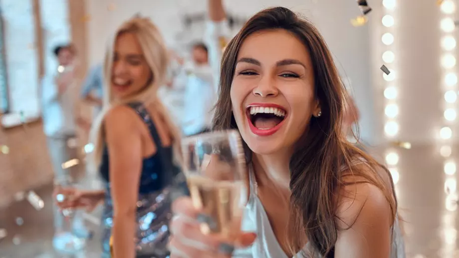 Вечерен виц: Две кучета и една блондинка