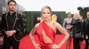 Поп звездата Хeлси се грижи за кожата си с кърма 