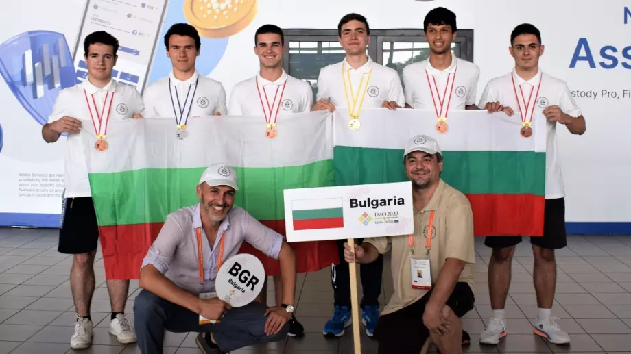 Красиви умове: Българските олимпийци по математика