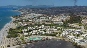 Пожарите в Гърция доведоха до отменени полети, затворени хотели и евакуирани туристи