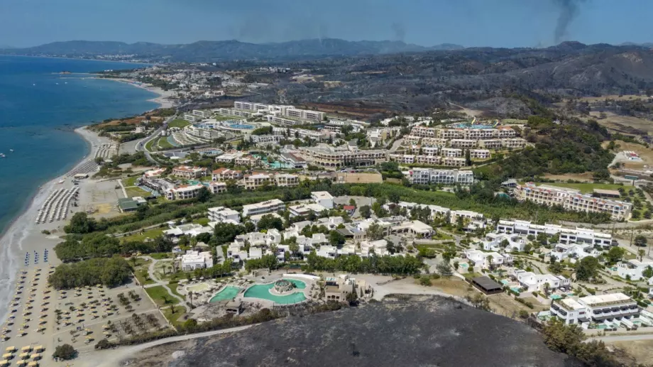 Пожарите в Гърция доведоха до отменени полети, затворени хотели и евакуирани туристи