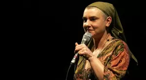 1000 души изпяха "Nothing Compares 2 U" в Дъблин в чест на Шиниъд О'Конър