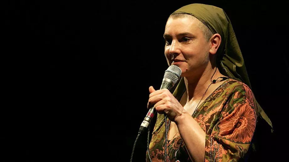 1000 души изпяха "Nothing Compares 2 U" в Дъблин в чест на Шиниъд О'Конър