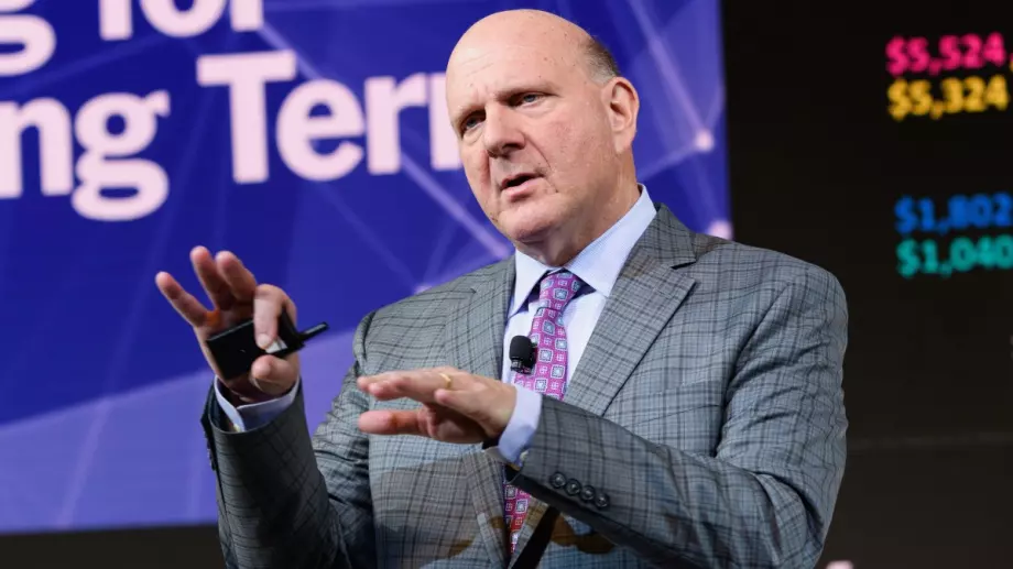 Този милиардер е истинска аномалия сред най-богатите хора в света, притежавайки повече от Бъфет, Зукърбърг и основателите на Google