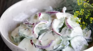 Смесете краставици, лук, сметана, копър и ще получите тази салата