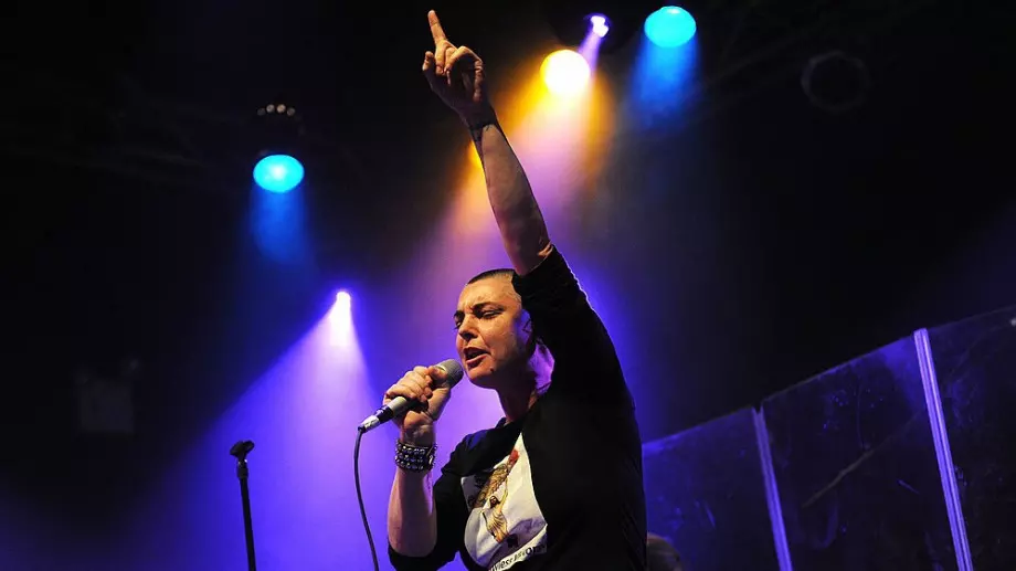 Боно, Боб Гелдоф и хиляди фенове се сбогуваха с Шиниъд О'Конър (СНИМКИ)