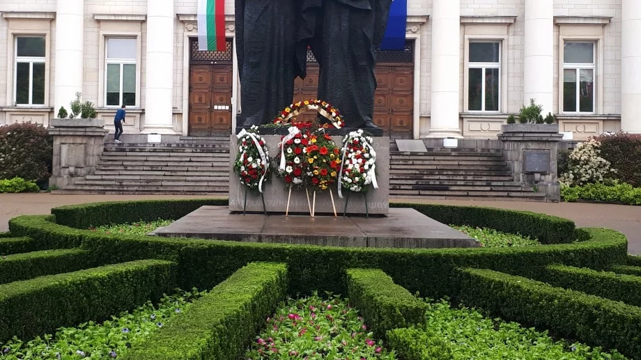 Коментар №2 на седмицата: "Заговори, за да те видя". Защо точно парламентът е най-лошото място, което да празнува 24 май