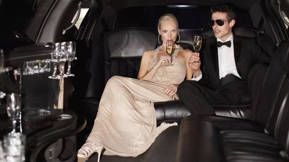 За тези 4 зодии НЕ любовта, а луксът е на първо място