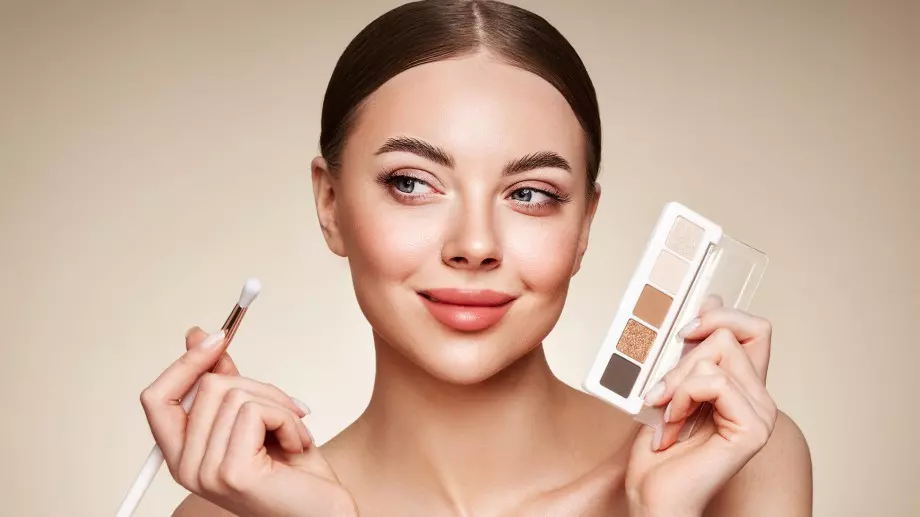 "Лате" грим: Бюти трендът на лято 2023 (ВИДЕО)