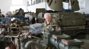 Бумът в производството на оръжие в Централна Европа кара компаниите да измислят нови начини за привличане на работници