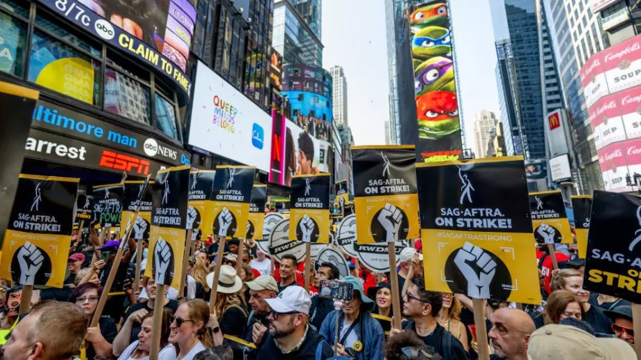 Звезди дариха милиони в помощ на стачкуващите актьори