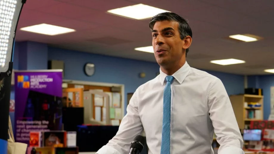 Великобритания обмисля отлагане на забраната за бензинови и дизелови автомобили 