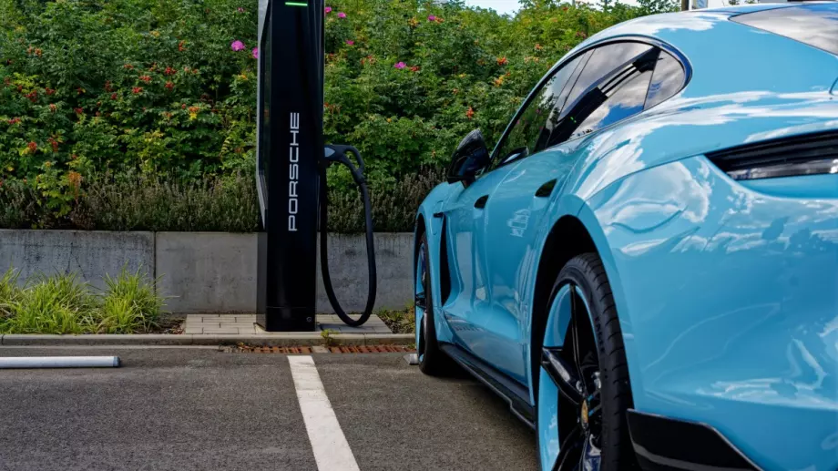 Porsche отваря първата си луксозна станция за зареждане на електромобили в Германия
