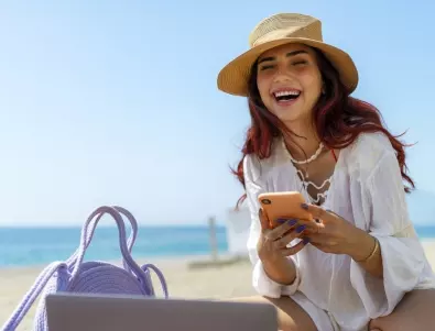 Виц за добро утро: Върви си девойка през селото